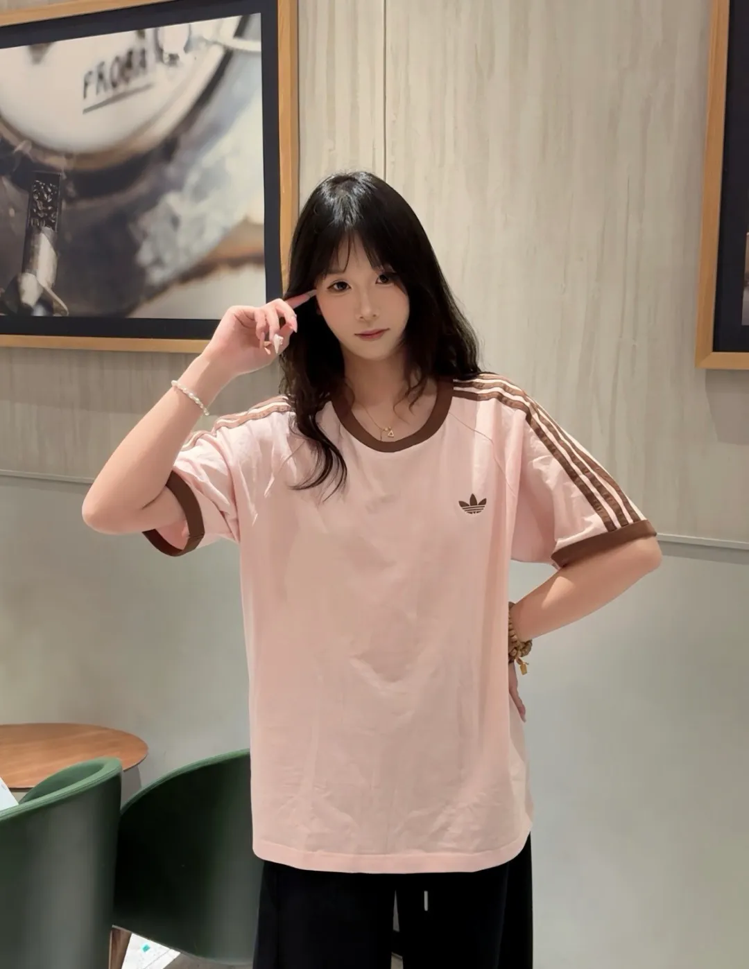 No watermark upper body rendering 𝟬𝟱𝟭𝟰𝟴# Exclusive real shot/difference between various stolen pictures and online version on the market [𝗔𝗗𝗜𝗗𝗔𝗦 Adidas Clover Classic Embroidered Couple Round Neck Short Sleeve 𝗧 Shirt] ✅Full set of 1:1 customized accessories ➕Customized three-label ➕𝗬𝘂𝗮𝗻 version hang tag ➕𝗹𝗼𝗴𝗼 packaging bag 🔥 ➕Scan the tag to enter the official website. ✅Top Original version, ins Xiaohongshu has many bloggers wearing it. Clover's latest 5-color T is really Korean casual style ➕Classic Versatile❤️ Skin-friendly and Breathable, super comfortable for daily wear. The clover logo on the chest is very recognizable. 3D three-dimensional tailoring. The upper body is crisp and stylish. The fit is loose. It covers the flesh and makes you slim. It perfectly modifies the figure. The full set of accessories is customized in a one-to-one mold, striving for excellence. Good Quality is never just talk! Color: White Pink Light Gray Green Black Tibetan Blue Size: S M L XL XXL
